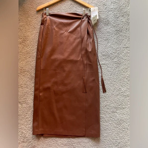 NWT Mother||
The It's-A-Wrap-Midi Skirt in Friar Brown, Faux Leather Medium - Picture 7 of 10